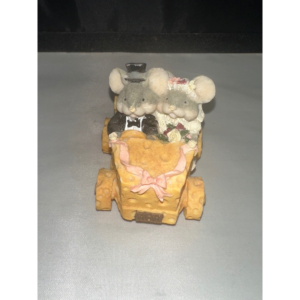 Vintage 1995 Gift Innovations Wedding Gift: Mouse Bride & Groom on Cheese‎ Car
